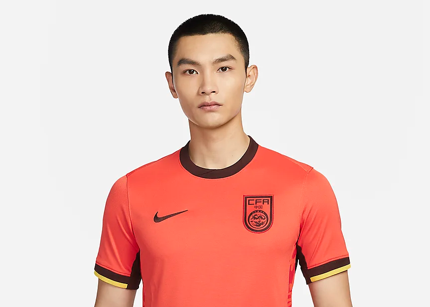 中国国家队新赛季主场球衣公布：暗红色为主调黑黄色为辅 腰线火焰暗纹设计