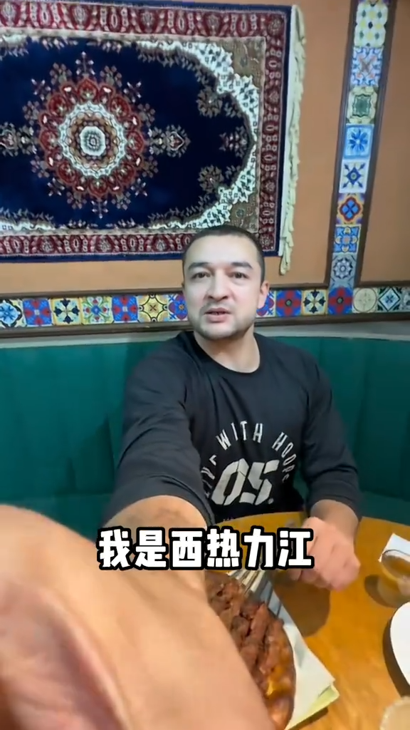 😛南京队主帅西热力江更新社媒 分享制作品尝新疆版汉堡包