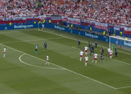 💥高空战术！布克萨头球破门 波兰1-0领先荷兰