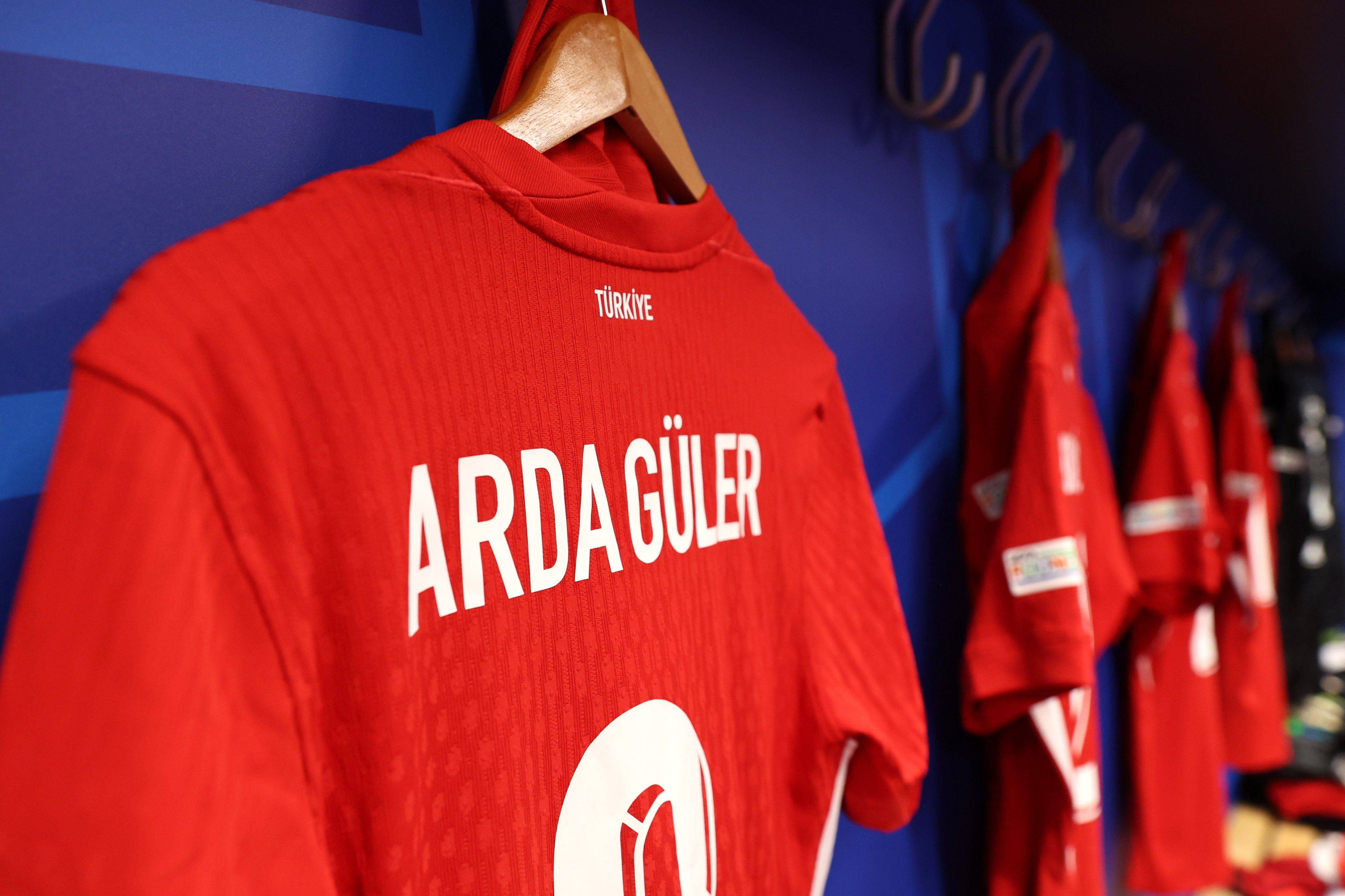 😎土耳其成为第二支在欧洲杯上首发两名青年球员的球队