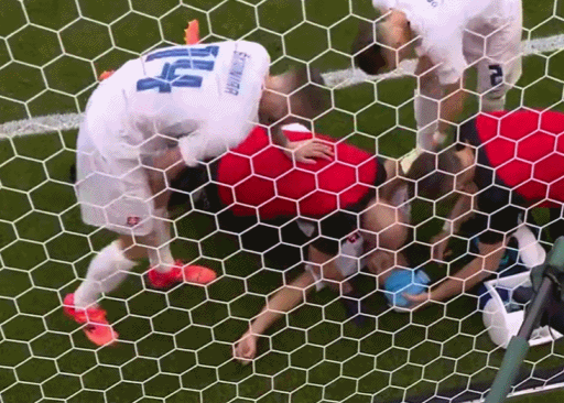 斯洛伐克球员汉考科门线解围撞到队友膝盖 经过治疗继续比赛