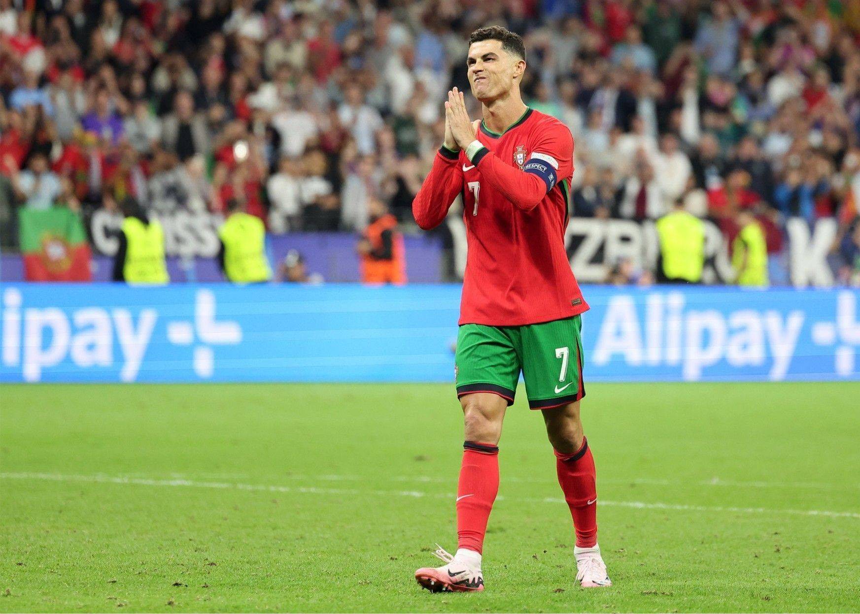 😓葡萄牙名宿保持欧洲杯最多射门未进球纪录 C罗仅差4脚即可追平